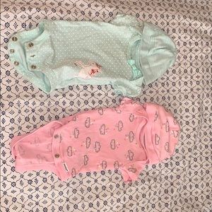 2 onesie with hats (premie)